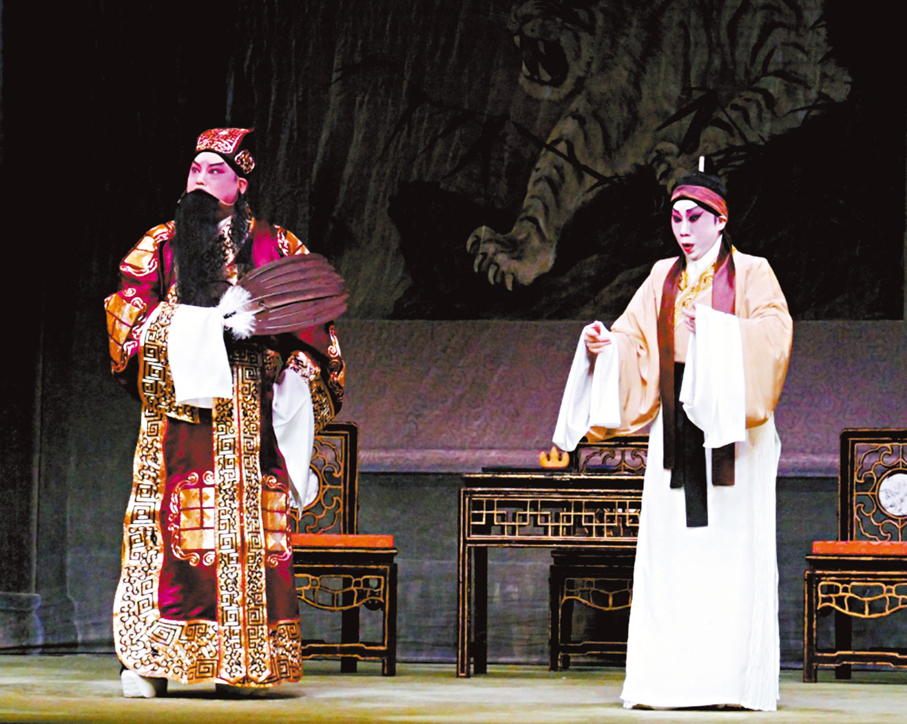 ●阮德鏘（左）演孔明，藝青雲演周瑜。