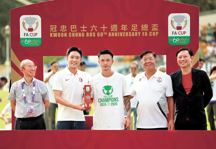 ●陳肇鈞（中）獲球迷及傳媒選為最佳球員。