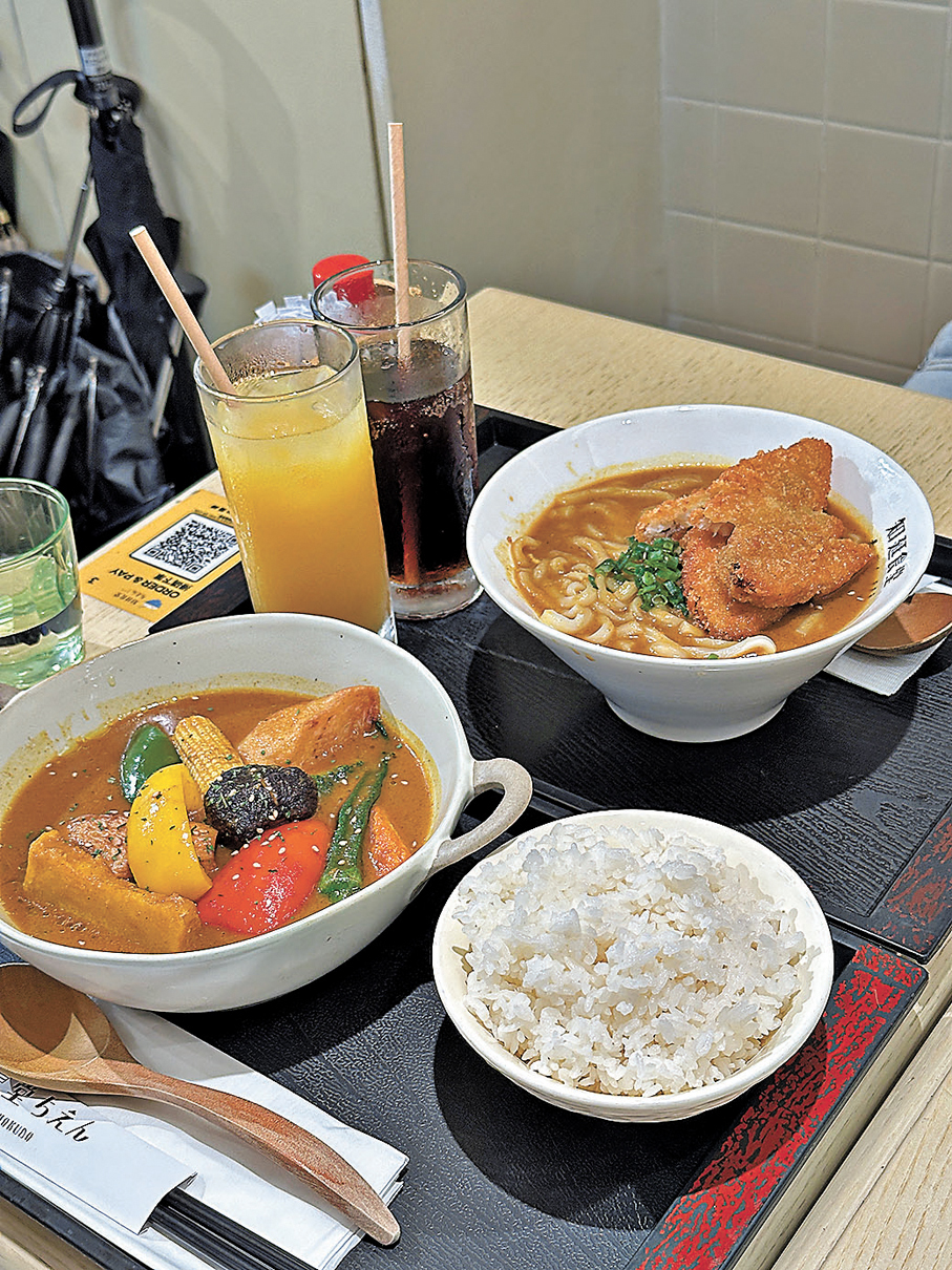 知延食堂的咖喱烏冬和咖喱飯。
