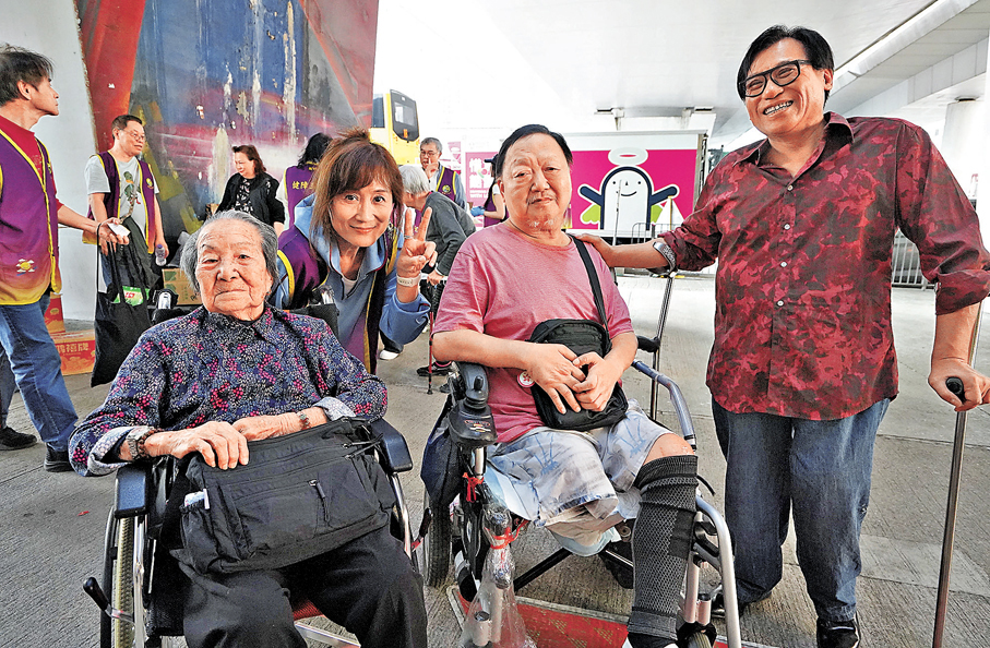 左起：曾婆婆、義工鍾小姐、曾婆婆好友、香港健障互匡會會長葉湛溪。