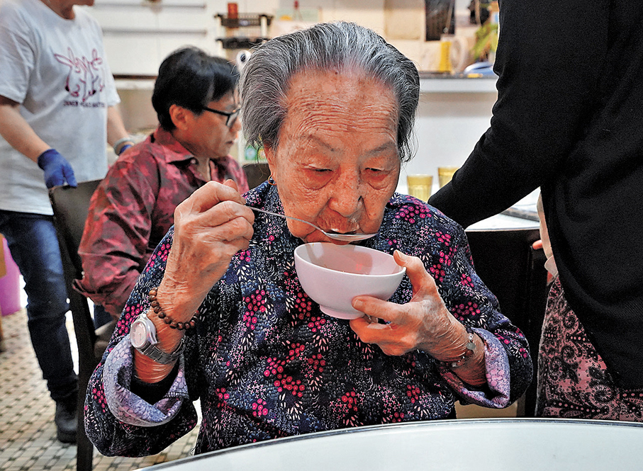 曾婆婆飯前飲湯。