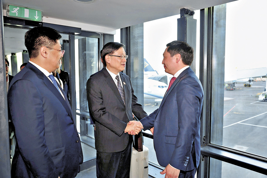 ●李家超與哈薩克斯坦國家經濟部副部長Assan Darbayev握手。 李家超Fb圖片