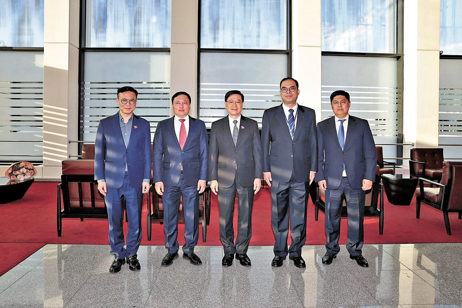 ●李家超率領商貿代表團抵達哈薩克斯坦首都阿斯塔納，正式展開中亞訪問行程。 李家超Fb圖片