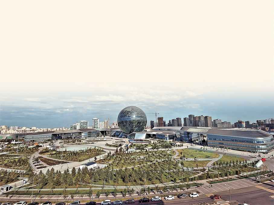 ●球形建築Nur Alem 是阿斯塔納「未來能源博物館」。這裏曾是2017年「未來能源」世博會主場館。 香港文匯報記者盧慧穎  攝