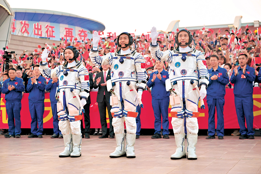 ●黎家盈（左）有望完成征天任務後，最快明年與神舟二十三號乘組來港跟學生交流。圖為5月24日，她與航天員朱楊柱（右）和張志遠（中）出席神舟二十三號出征儀式。 資料圖片