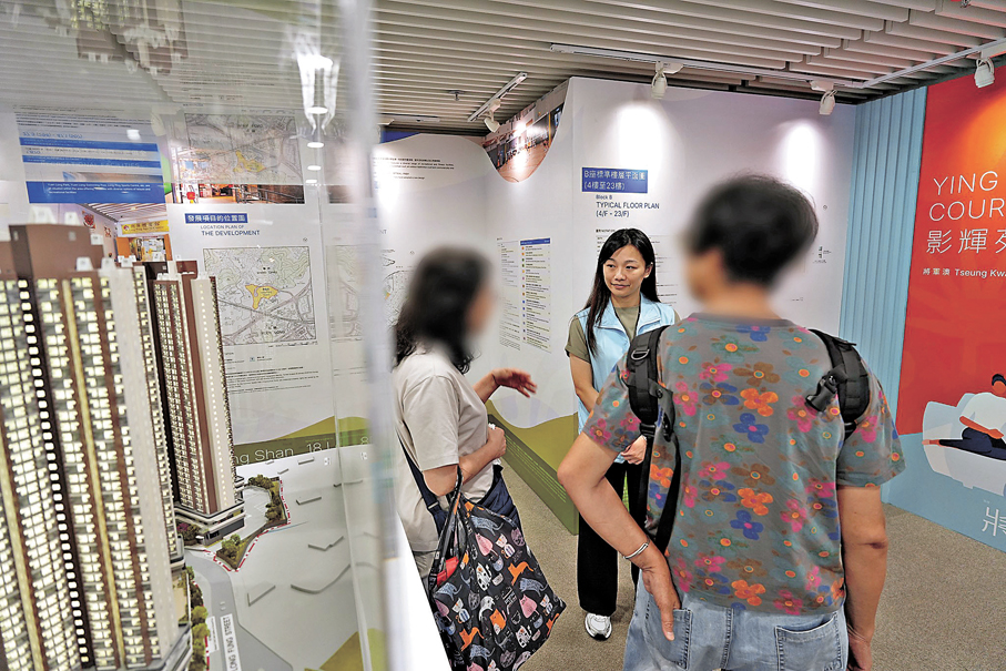 ●東華三院再宣布額外撥款三千萬元，資助宏福苑已出售業權及有新居所安排的居民安居。圖為早前宏福苑業主「睇樓團」在樂富房屋委員會客戶服務中心參觀。 何永賢Fb圖片