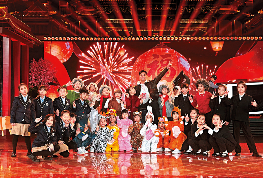 ●唐偉達和「小粵餅」參加2026年珠江春晚。 香港文匯報佛山傳真