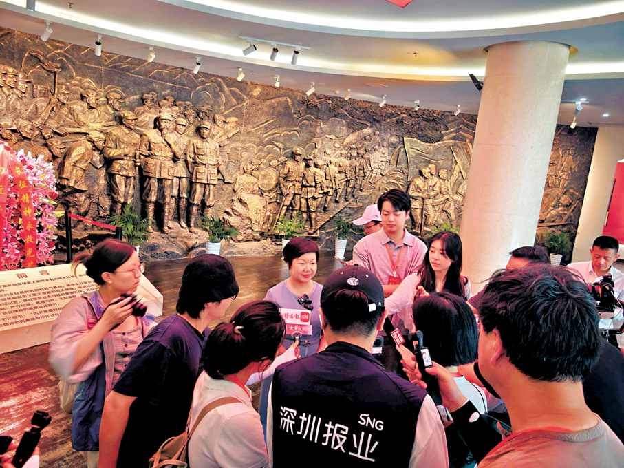 ●粵港澳大灣區媒體聯盟採訪團採訪紅軍後代、全國人大代表、中央紅軍長征出發紀念館講解員鍾敏。 香港文匯報江西傳真