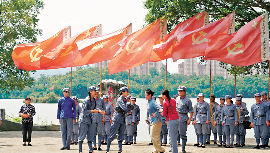 ●于都河畔，短劇《告別》重現1934年當地百姓送別紅軍出征的場景，參與演出的150多名志願者大多是紅軍後代。