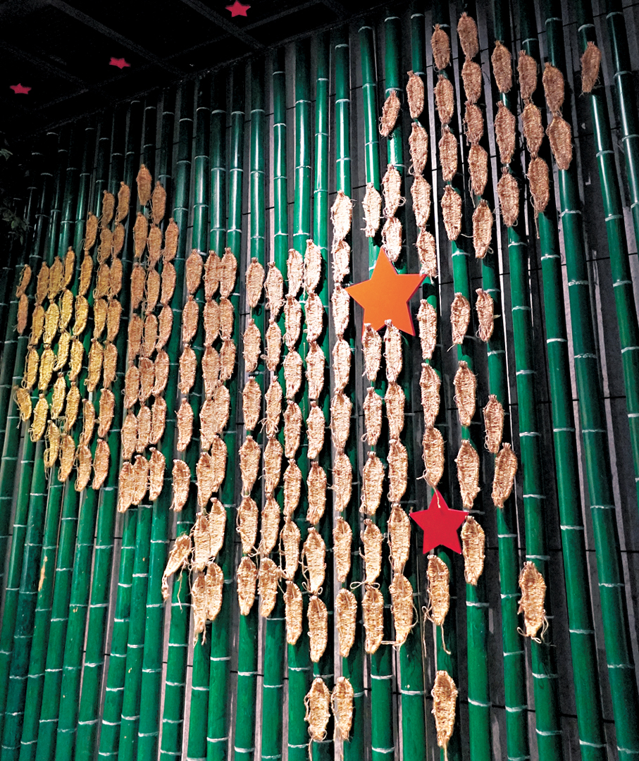 ●于都中央紅軍長征出發紀念館的牆上，懸掛着一幅由草鞋拼成的中國地圖。