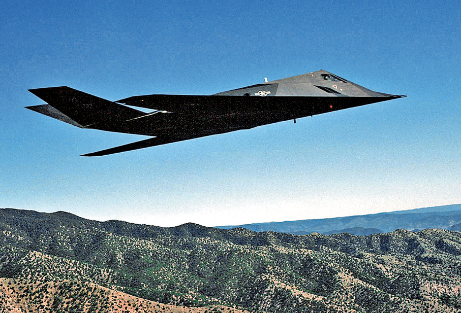 ●美國軍方擔心民眾偶然發現外形怪異的F-117試驗機，會暴露軍事機密，於是故意引導其相信那是外星飛船。圖為F-117戰機。 資料圖片