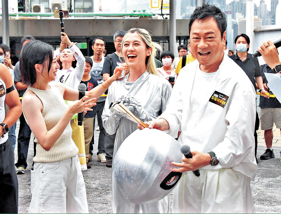 ●黎耀祥揭曉「外星人」倪嘉雯廬山真面目。  香港文匯報記者達里  攝