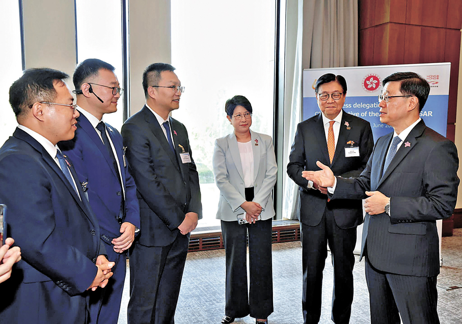 ●李家超(右一)與內地企業代表交流，得知他們期待透過參與中亞之行開拓當地市場。   李家超Facebook圖片
