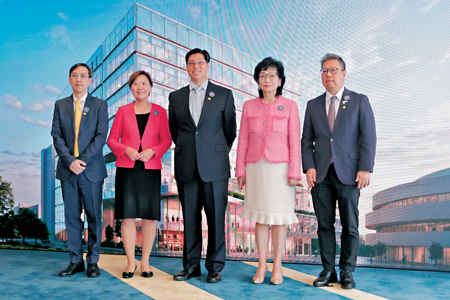 ●科大校長葉玉如教授（左二）、校董會副主席及遴選委員會主席施熙德女士（右二）、李競存教授（中）、工學院院長羅康錦教授（右一）及理學院院長王殷厚教授（左一）昨日會見傳媒。 香港文匯報記者北山彥  攝  