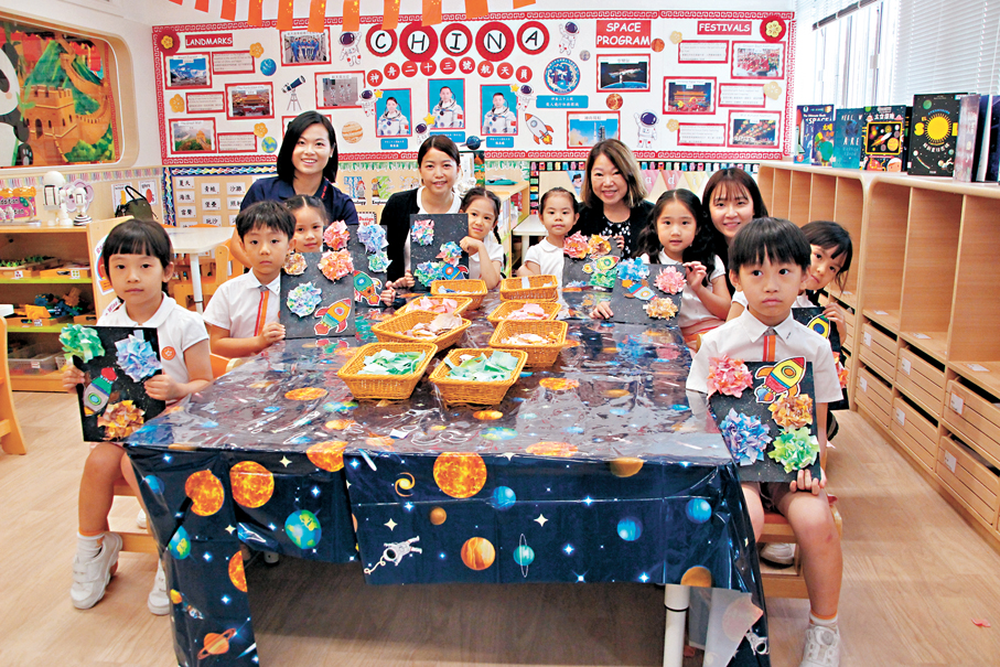 ●培僑國際幼稚園·國際幼兒園（碧濤花園）特別舉辦航天科技主題的繪畫及美術活動。圖為參與活動的師生合影。香港文匯報記者黃艾力 攝