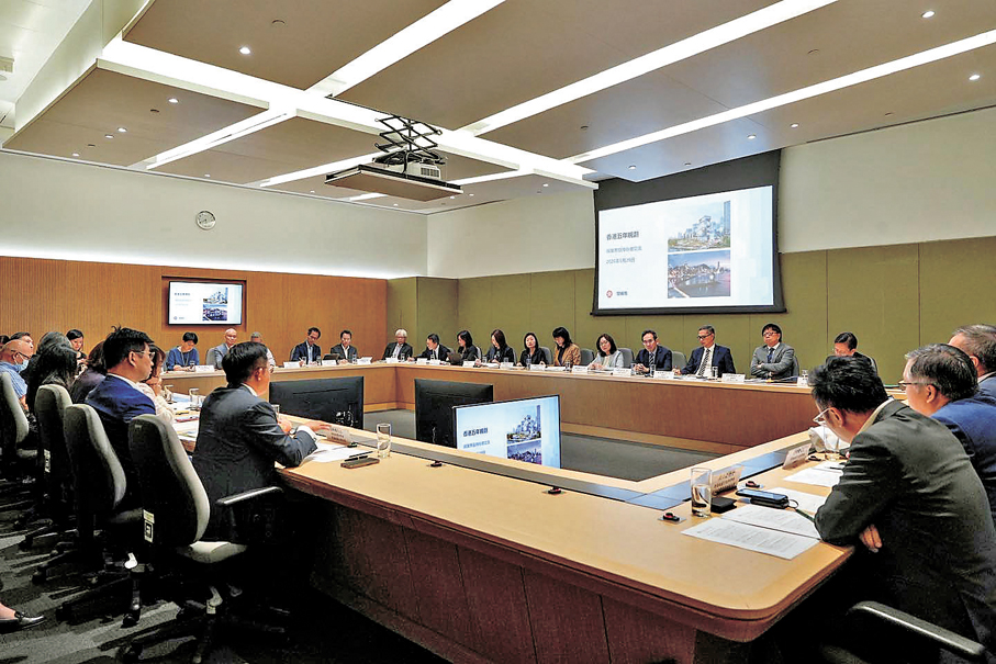 ●發展局就香港五年規劃邀請與城市規劃、土地使用和管理、建築工程相關的專業界別代表交流意見。發展局Fb圖片