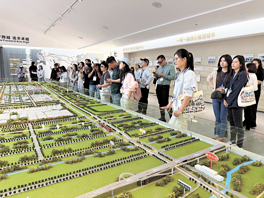 ●兩岸記者聯合採訪團走進鄭州國際陸港。   香港文匯報記者劉蕊  攝