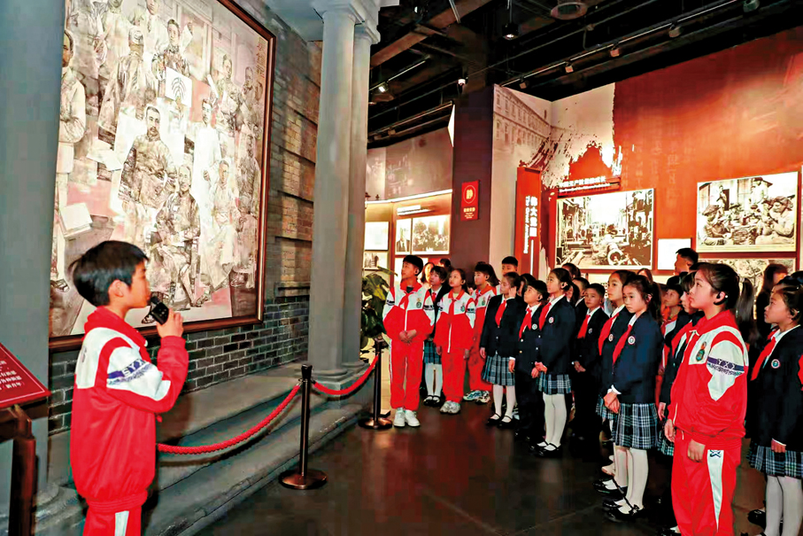 ●上海和嘉興兩地少先隊紅領巾講解員在中共一大紀念館。 香港文匯報上海傳真