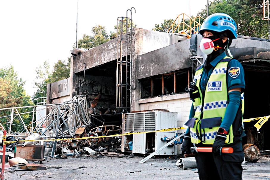 ●韓國警察在爆炸現場站崗。 路透社