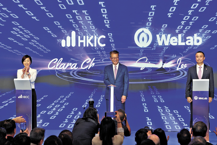 ●港投公司成立至今，累計投資逾200個項目，當中10間企業已在港上市，另有超過30間已申請或正籌備申請今年在港上市。圖為陳茂波（中）、陳家齊（左）早前出席港投公司與WeLab簽署戰略合作啟動儀式。 資料圖片