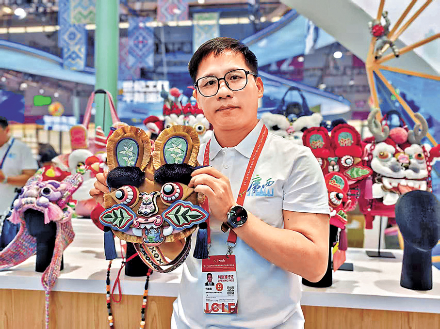 ●芽小七品牌聯合創始人何繼良展示走紅虎頭包。