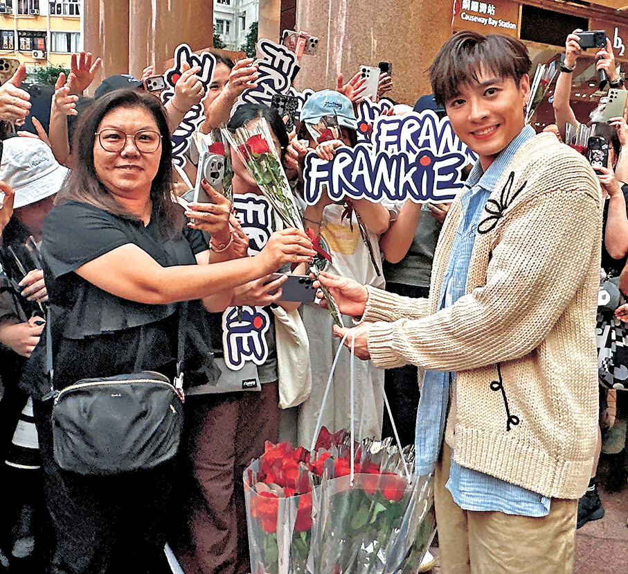 ●陳瑞輝向粉絲派送玫瑰花。     香港文匯報記者子棠  攝