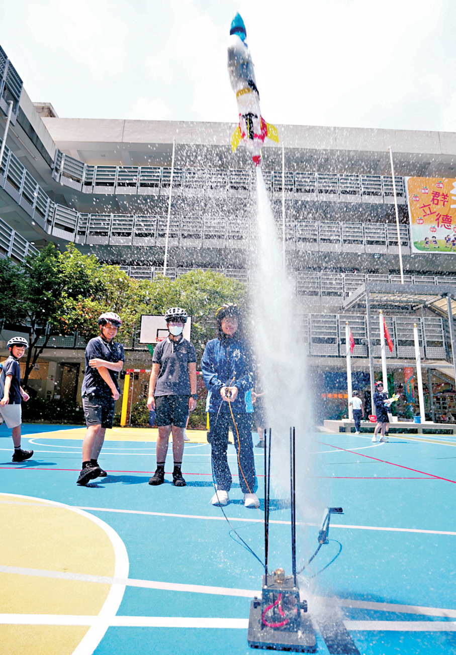 ●將軍澳循道衛理小學學生成功發射水火箭。大公文匯全媒體記者麥潤田 攝