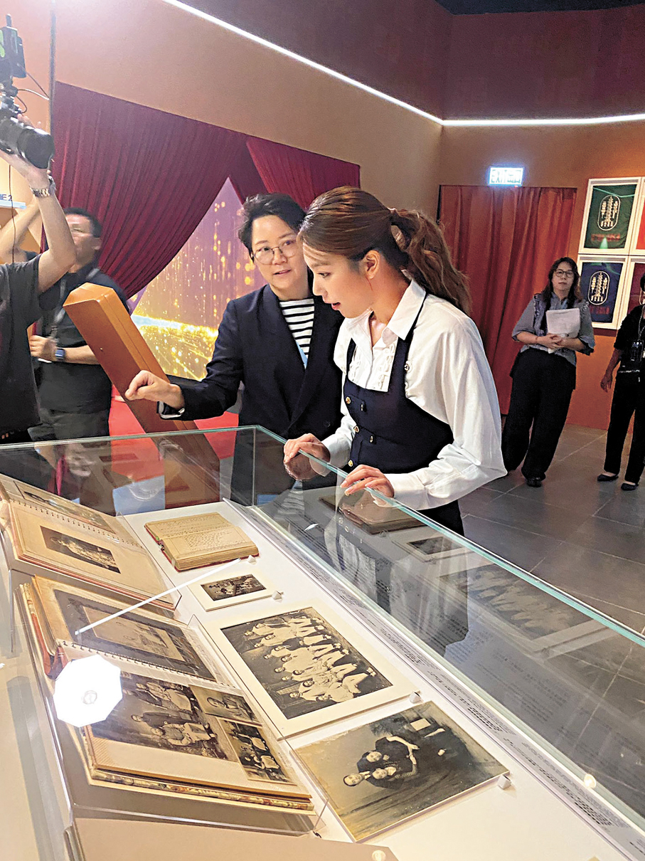 ●香港電影資料館館長陳彩玉（左）、歌手黃淑蔓到場參觀。   香港電影資料館供圖