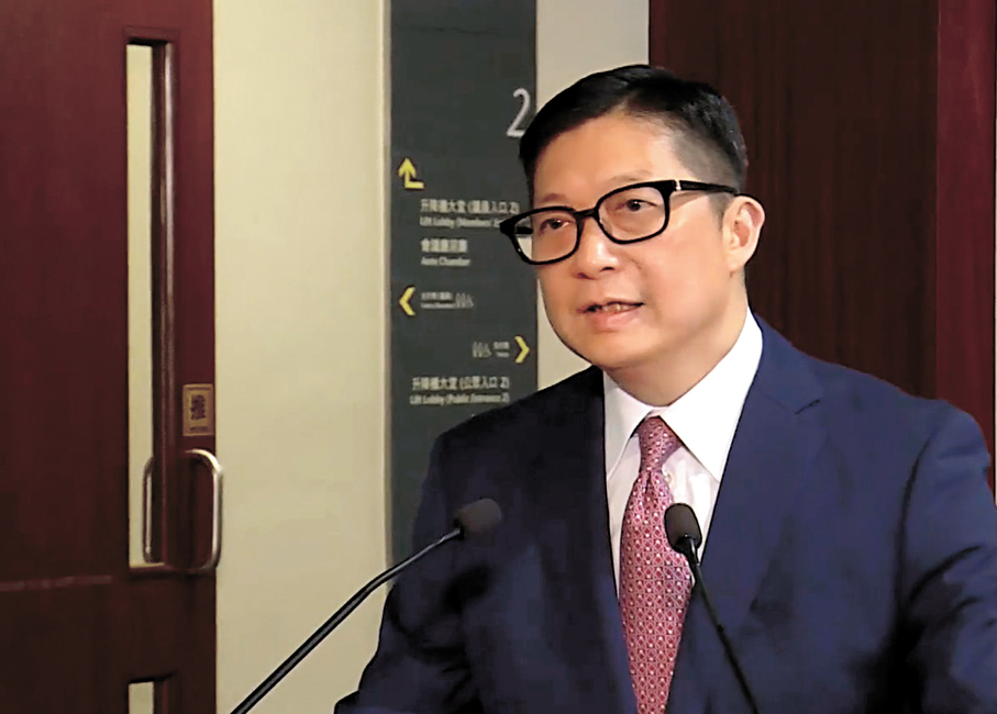 ●保安局局長鄧炳強表示，宣稱是嬰兒Danny父母的男女涉嫌疏忽照顧兒童罪被捕。 電視截圖