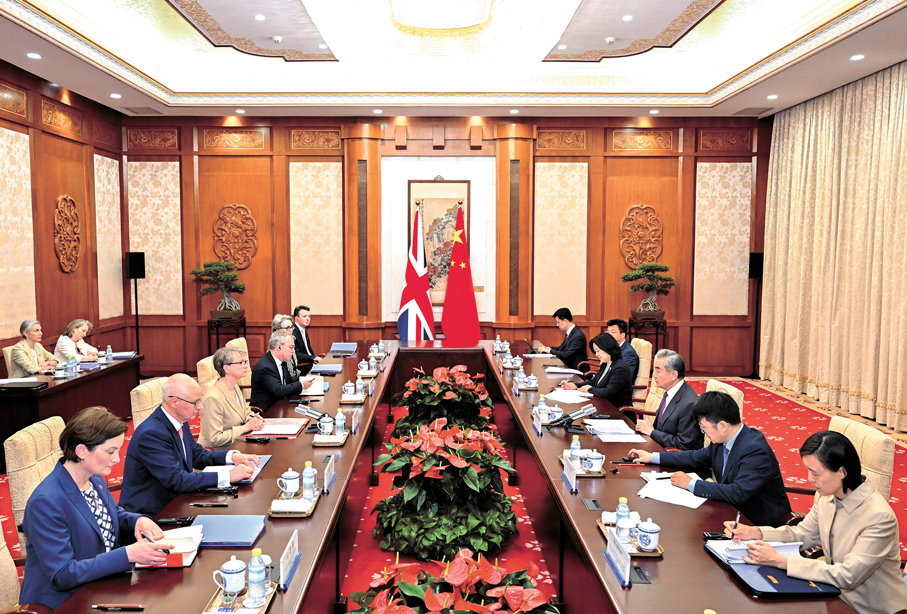 ●6月2日，中共中央政治局委員、外交部長王毅在北京同英國外交大臣庫珀舉行第十一次中英戰略對話。 新華社