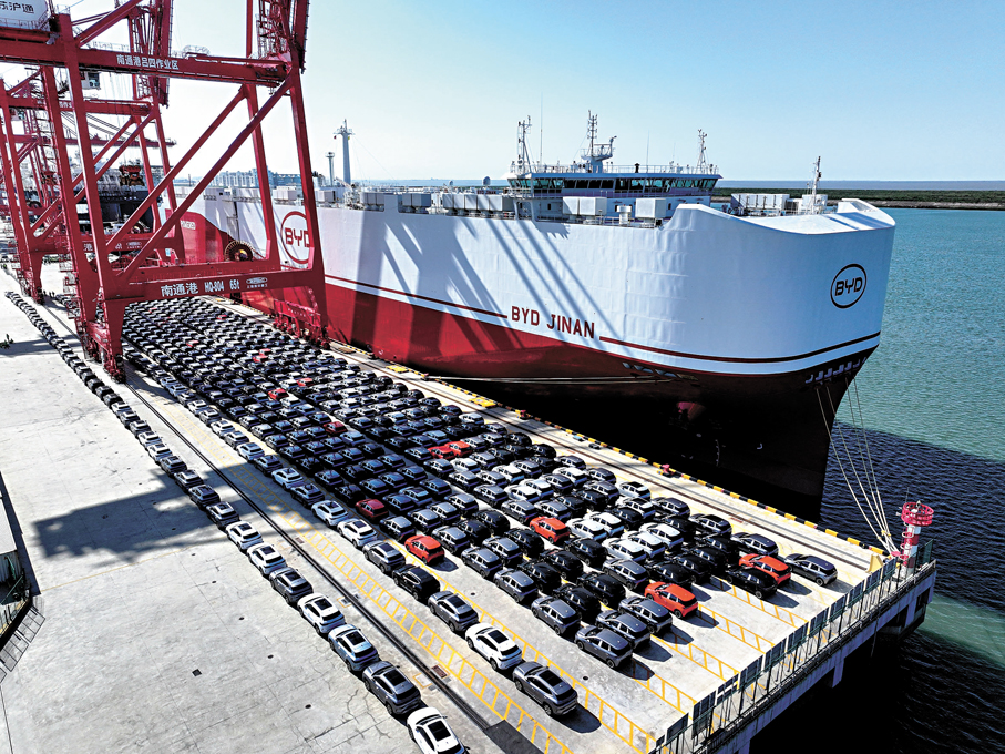 ●受中東局勢持續緊張、國際油價上漲影響，全球電動汽車銷量持續攀升。圖為5月31日，裝載7,273輛新能源汽車的比亞迪「濟南號」滾裝船從江蘇南通港啟航外銷。 新華社