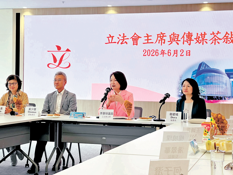 ●立法會主席李慧琼（右二）昨日與傳媒茶敘。 香港文匯報記者康敬  攝