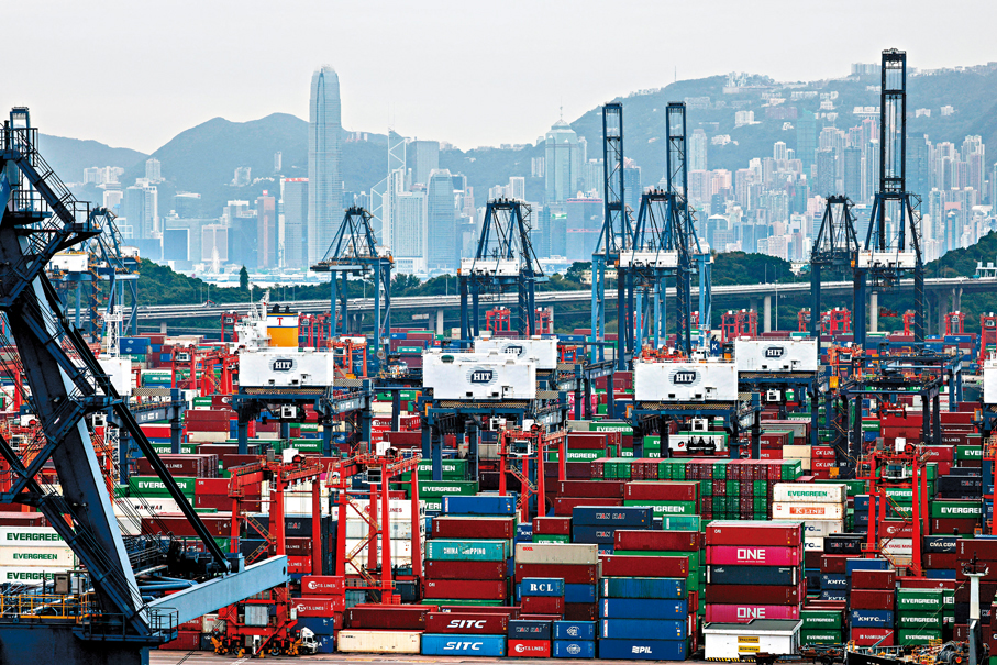 ●標普全球昨公布，5月香港PMI升至50.4，重返擴張區間。分析指短期內出口仍是拉動香港經濟增長重要動力。圖為香港貨櫃碼頭。 資料圖片