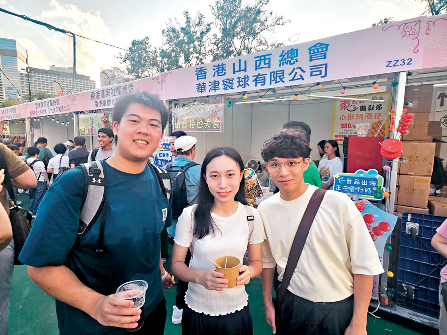 ●大二學生梁同學（中）。香港文匯報記者朱欣欣  攝