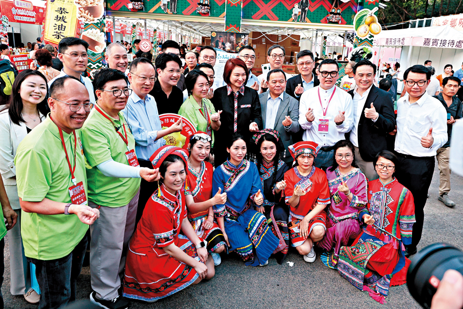 ●李慧琼與多名立法會議員到家鄉市集嘉年華的攤位打氣。 香港文匯報記者黃艾力  攝