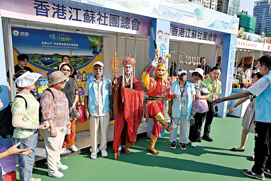 ●「唐三藏」、「齊天大聖」在家鄉市集嘉年華登場。  香港文匯報記者黃艾力  攝