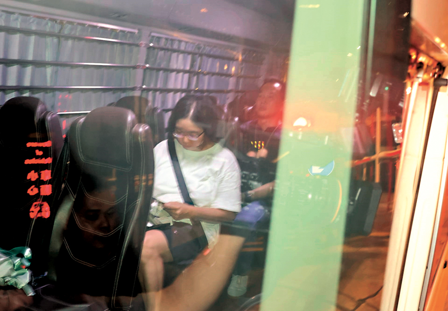 ●涉案的關姓女子在紅磡警署獲准保釋後，由入境處車輛送往將軍澳總部調查。 香港文匯報記者鄺福強  攝