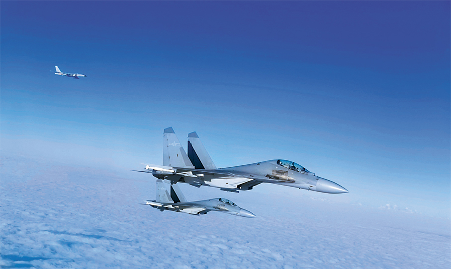 ●早前，在「正義使命-2025」環台演習中，東部戰區空軍多型多架殲擊機、轟炸機編隊飛赴台島南北兩端相關海空域開展演練。 資料圖片