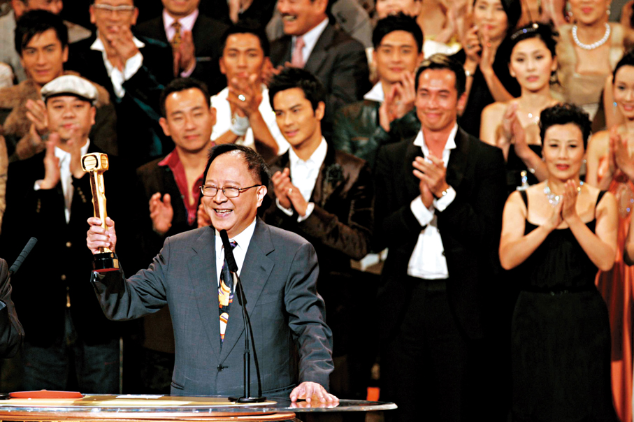 ●鍾景輝在2006年獲頒「萬千光輝演藝大獎」。