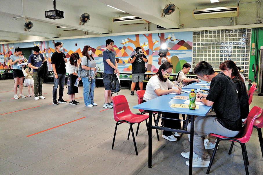 ●多位家長收到小一統一派位結果後，前往油蔴地天主教小學（海泓道）排隊「叩門」。   大公文匯全媒體記者麥鈞傑  攝