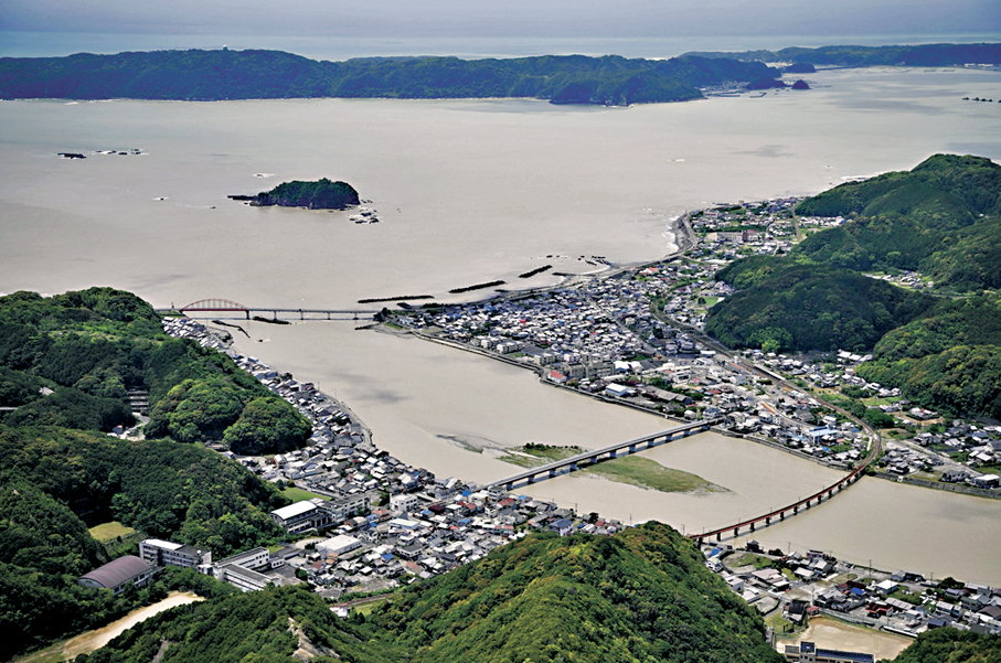 ●氣象廳向多條河流發布四級洪水警報，呼籲身處危險地區的居民撤離。 美聯社