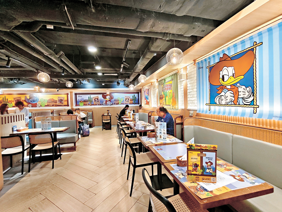 ●店內牆面掛滿巨型主題帆布掛布。