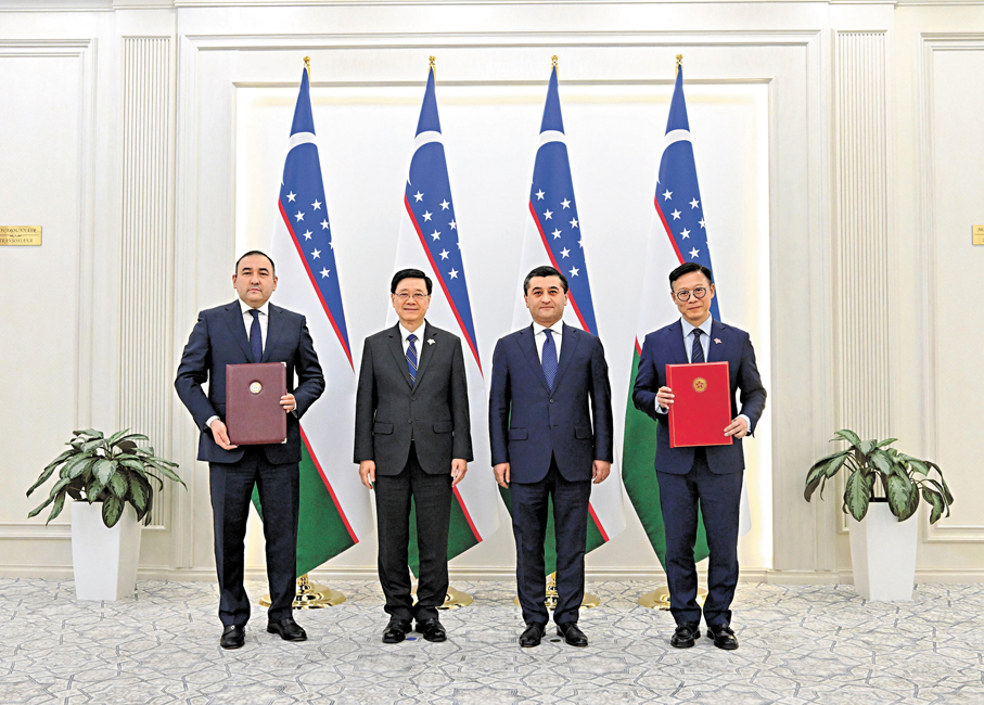 ●行政長官李家超（左二）在烏茲別克斯坦塔什干與烏茲別克斯坦外長賽爾多夫（右二）會面，並見證雙方政府代表就互免簽證互換照會。