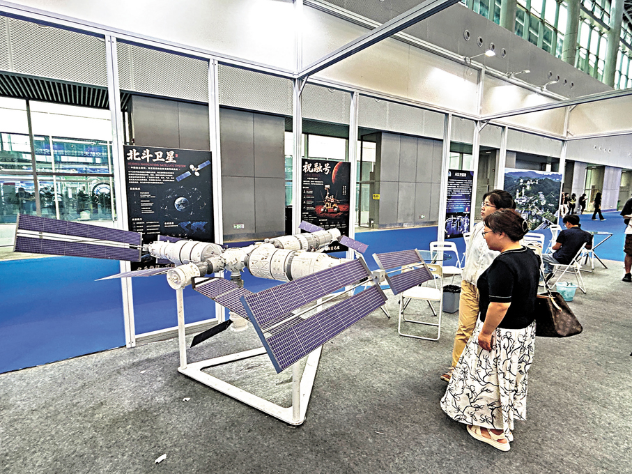 ●AI太空基地展區展出的按比例打造的「天宮」空間站。 香港文匯報記者敖敏輝 攝