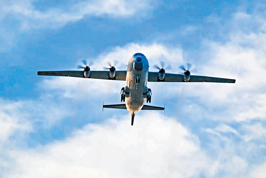 ●近日，南部戰區海軍航空兵某團出動多架次反潛巡邏機，開展跨晝夜飛行訓練。 南部戰區微信公眾號