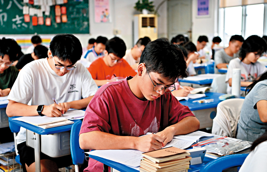 ●2026年全國高考將於6月7日正式開考，有1,290萬人報考。圖為廣西柳州鐵一中學高三年級學生在複習功課。 新華社