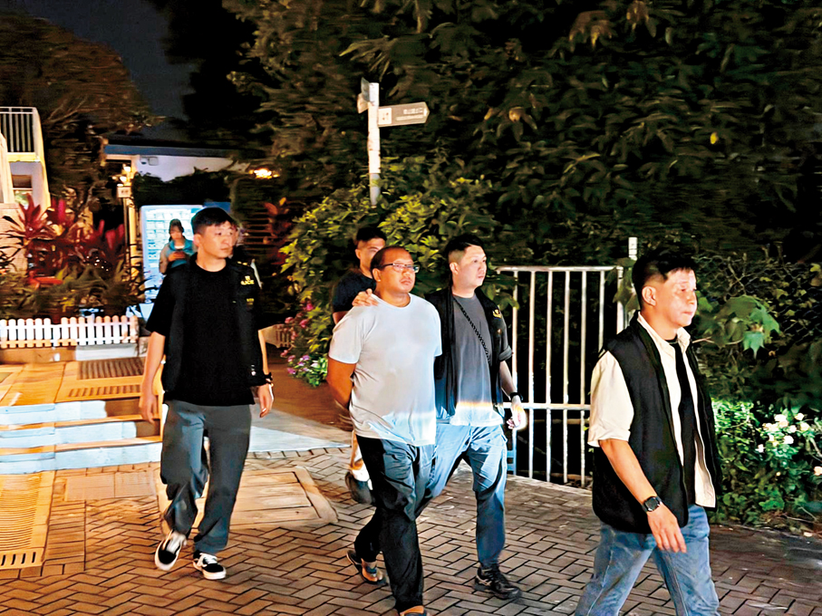 ●男嬰Danny的曾姓父親早前被警方押解到翠雅山房調查。   資料圖片