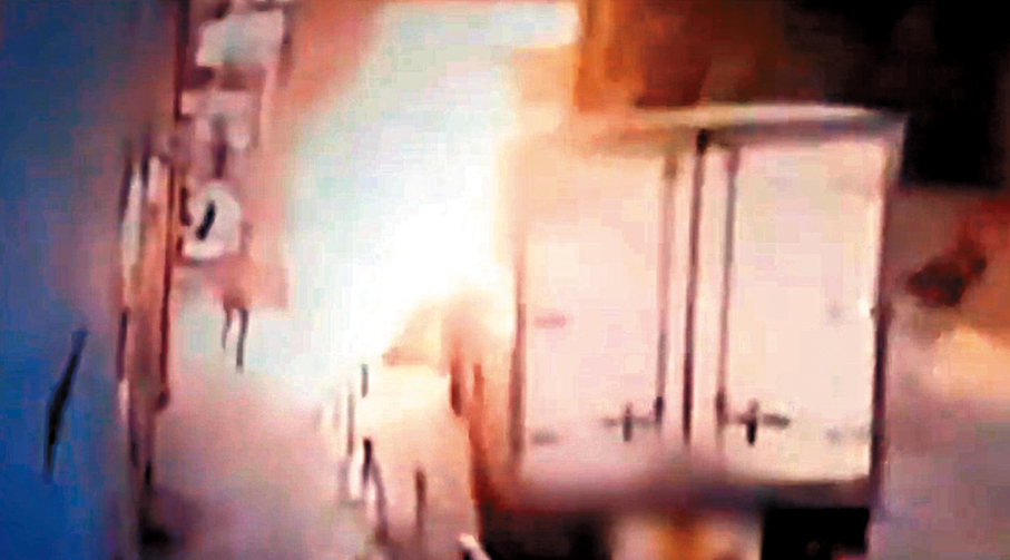 ●閉路電視片段顯示，火警或涉及非法加油活動。 閉路電視片段截圖
