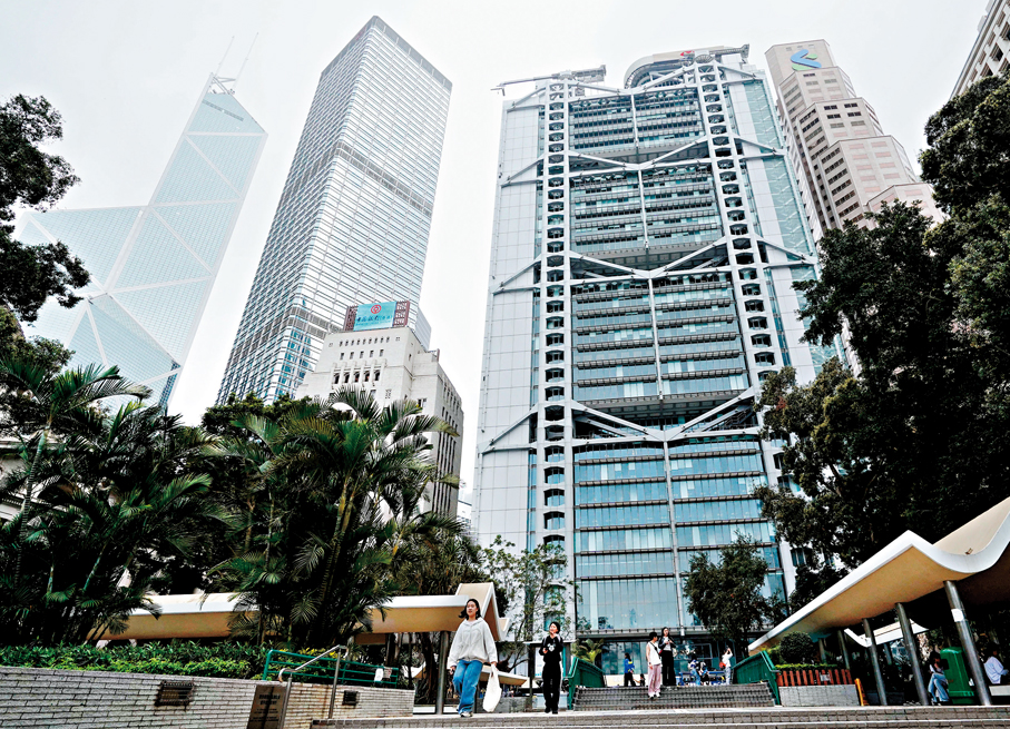 ●內地與香港展開打擊跨境炒股行動，有分析指出，有銀行同步收緊內地客開戶要求，雖然短期或影響金融業增長，但有助長遠提升金融體系質量。 資料圖片