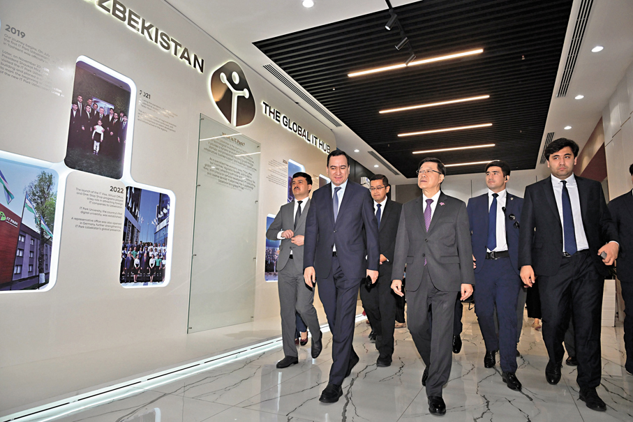 ●行政長官到訪烏茲別克斯坦創新科技園區IT Park。